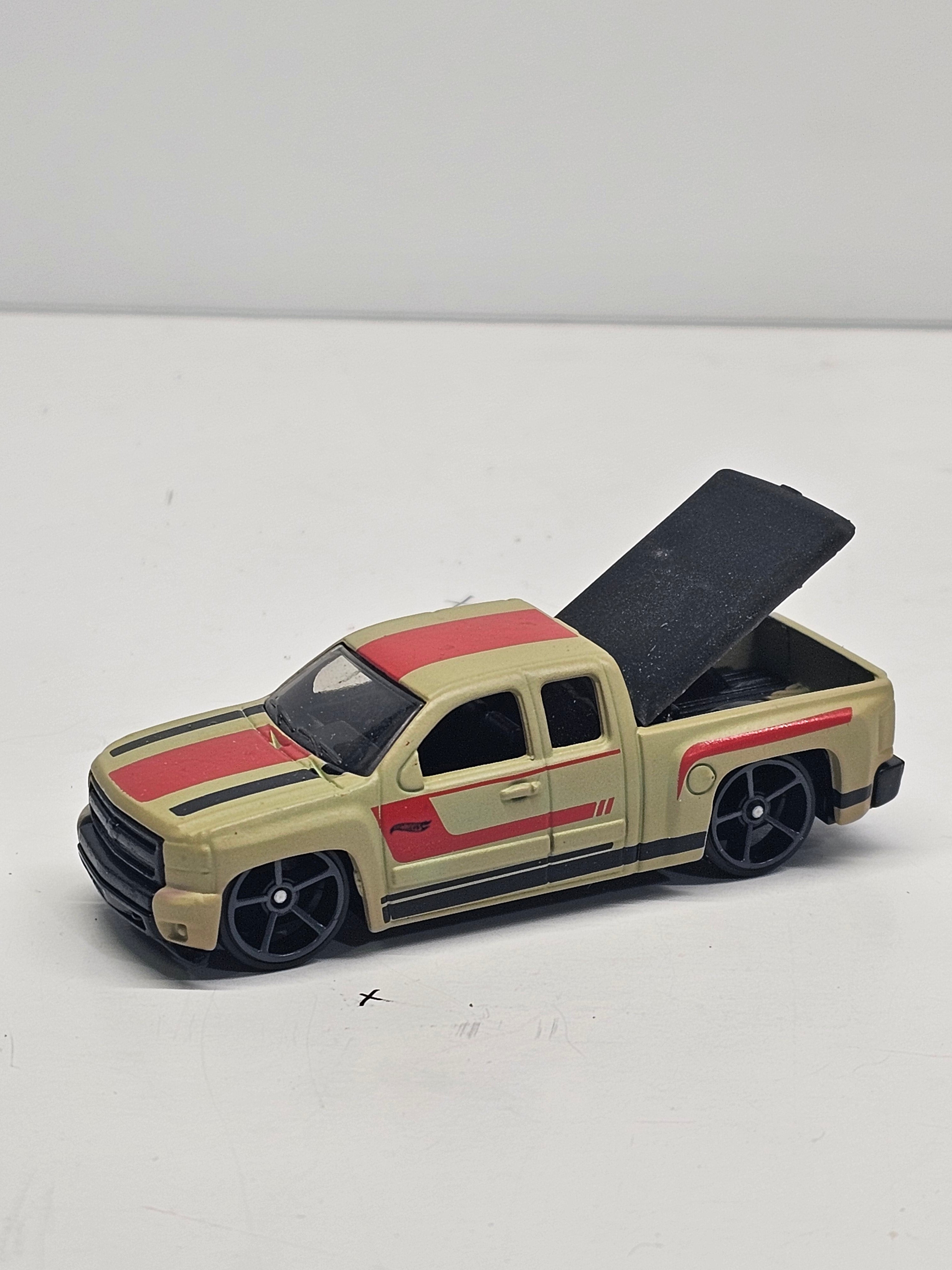 Hot Wheels 07 Chevy Silverado hinged Tonnue Cover