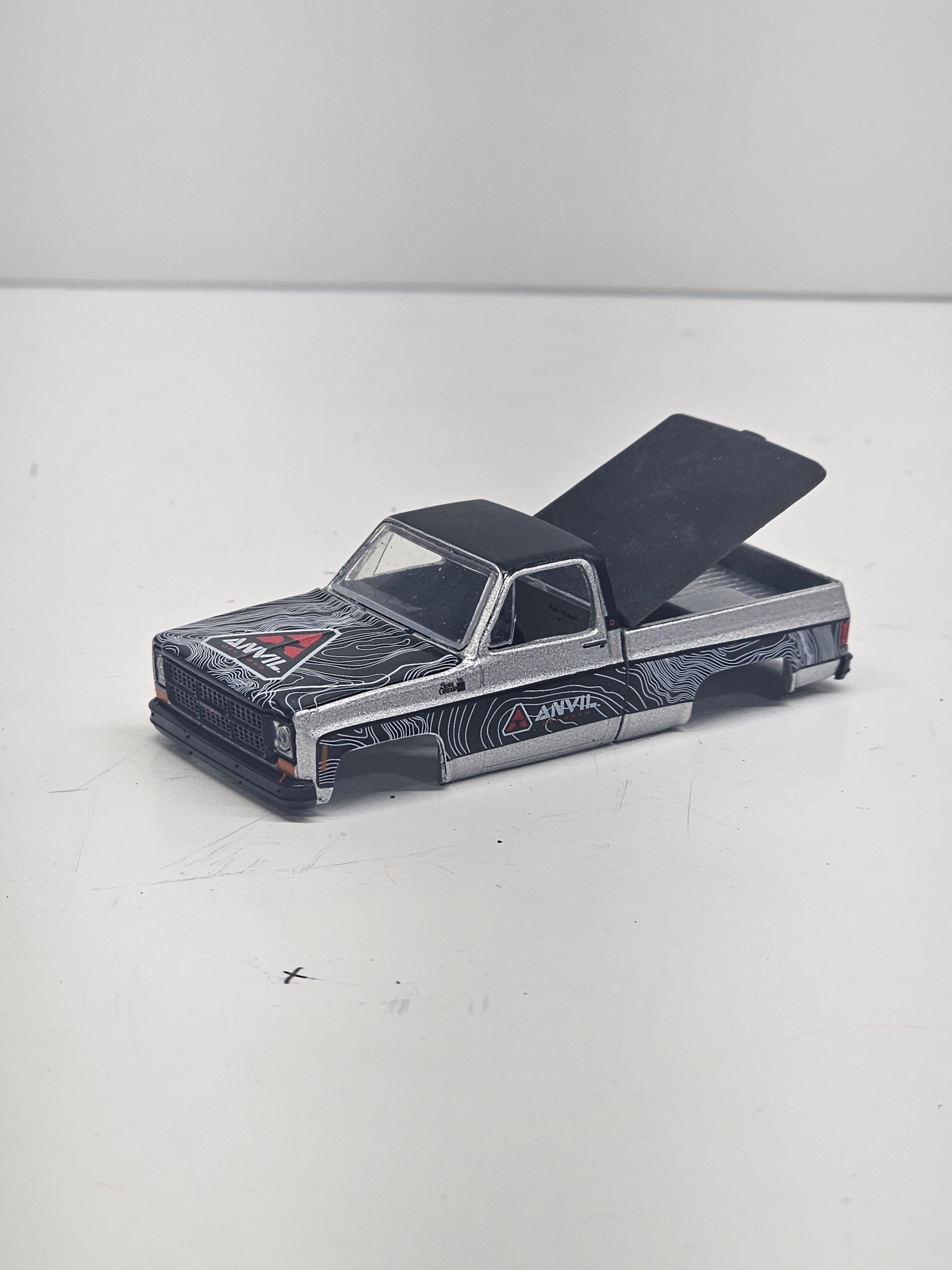 M2 Chevy Squarebody Silverado Hinged Tonnue Cover